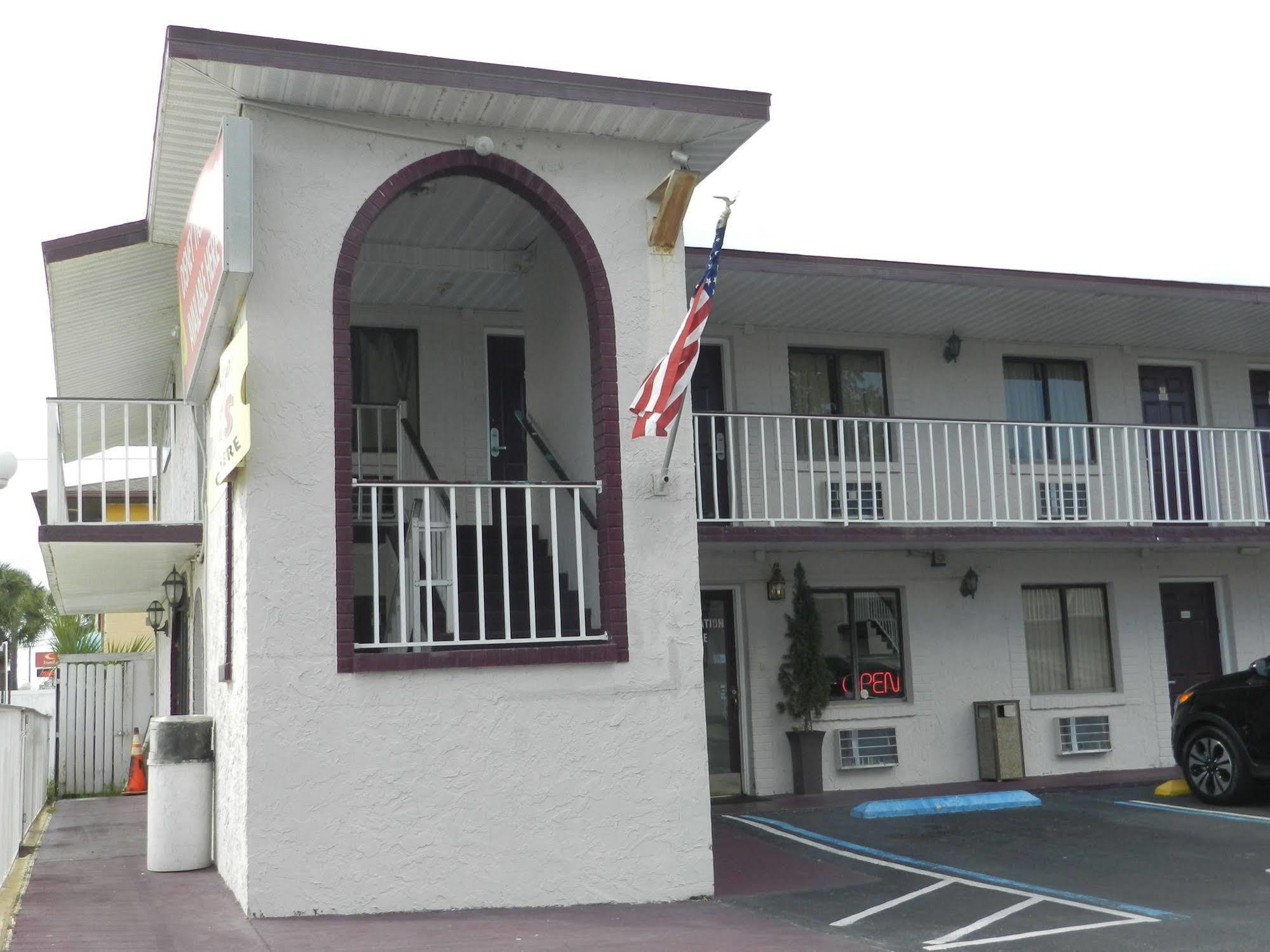 Maple Leaf Inn & Suites Kissimmee Exterior photo